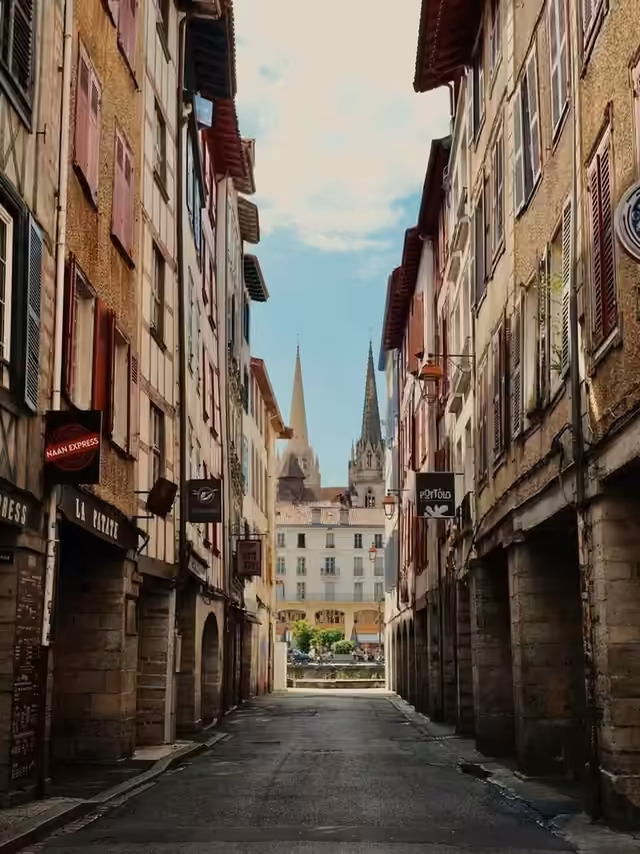 Une rue de la vieille ville de Bayonne, la cathédrale au fond