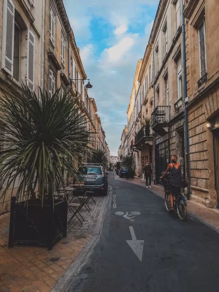 Une rue du centre de Bordeaux, façades de pierre blonde et terrasse de café