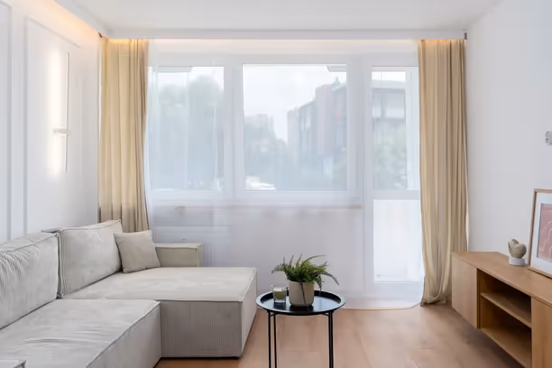 Un séjour lumineux, un canapé d'angle devant une baie vitrée